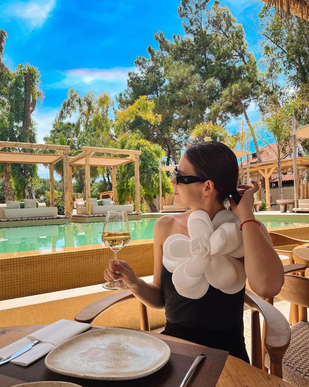 Traje de baño de una pieza con un hombro y falda de flor 3D