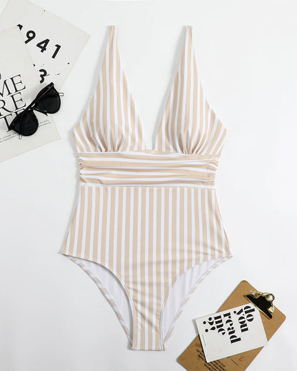 Traje de baño de rayas con escote pronunciado