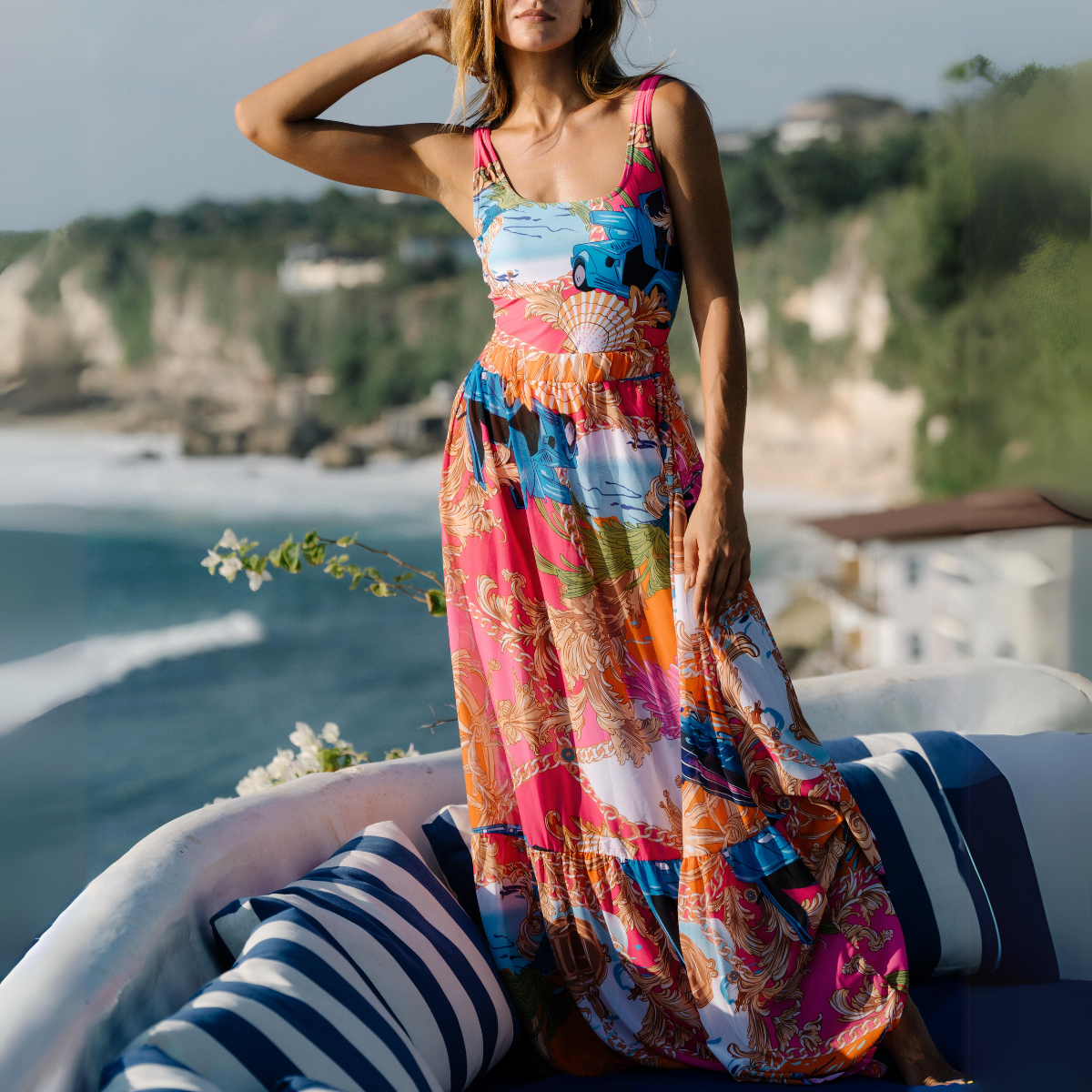 Traje de baño de una pieza con estampado de concha de cuello redondo y pareo o falda