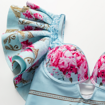 Bañador de una pieza con estampado de flores azules rizadas y falda