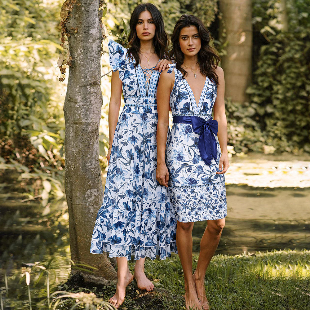 Traje de baño de una pieza con escote en V, cordones y falda estampada