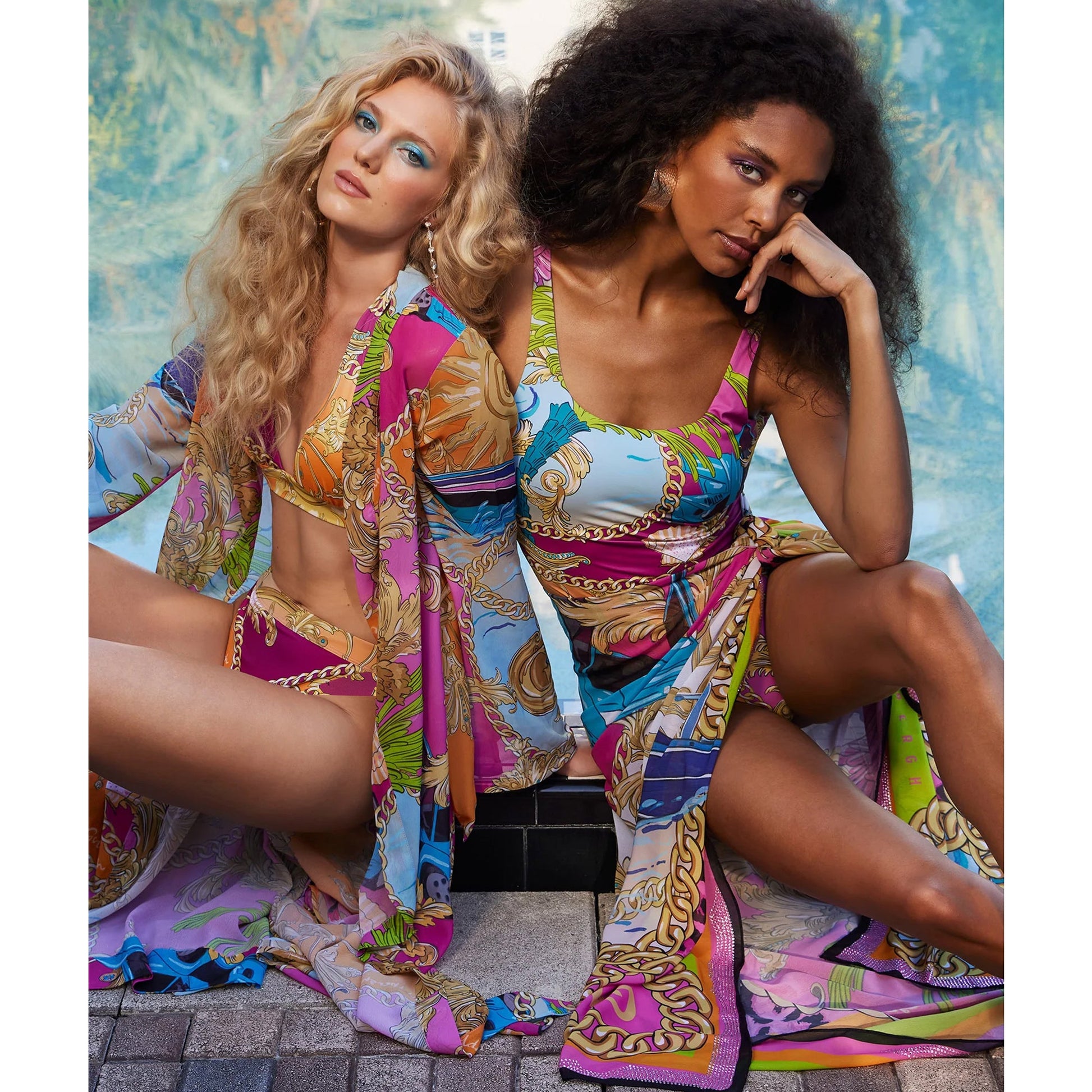 Traje de baño de una pieza con estampado de concha de cuello redondo y pareo o falda