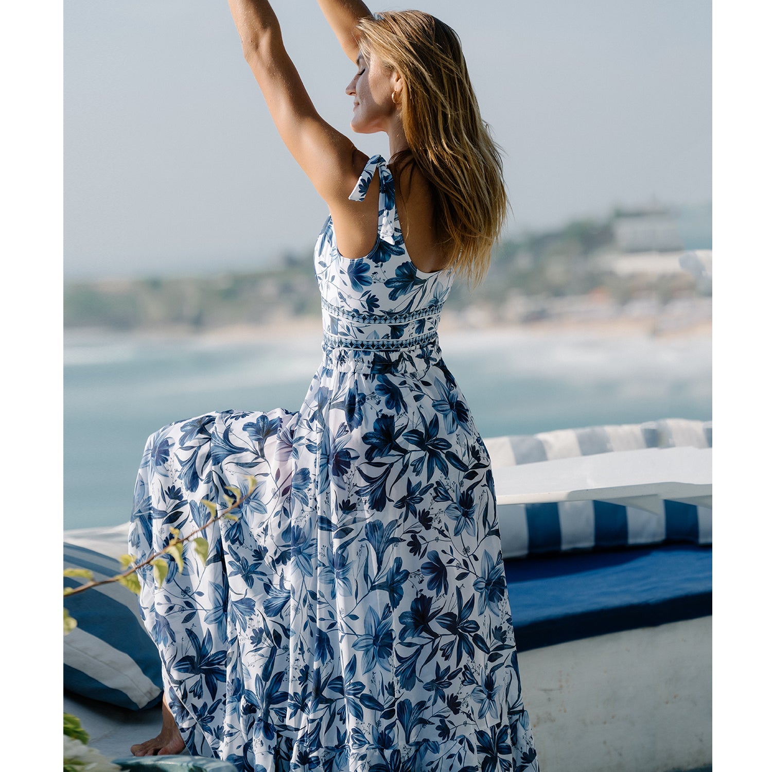 Traje de baño de una pieza con escote en V, cordones y falda estampada