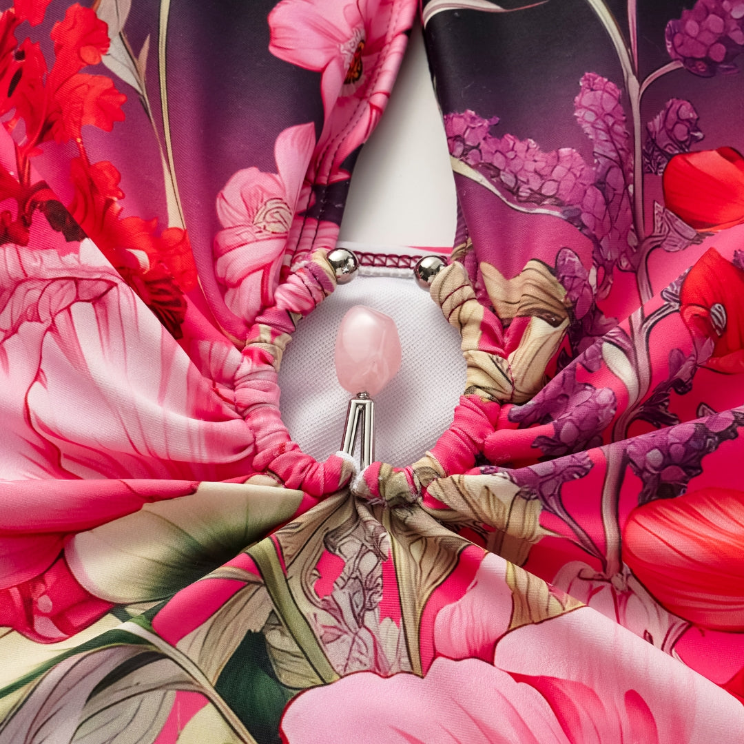 Traje de baño de una pieza con escote en V profundo y pareo estampado