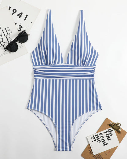 Traje de baño de rayas con escote pronunciado